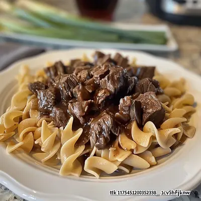 Easy Crockpot Beef Tips & Noodles Recipe